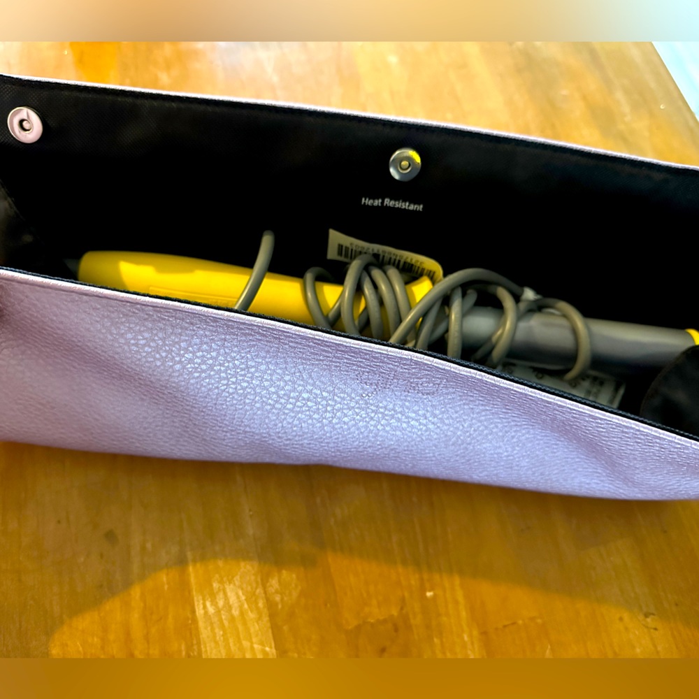 Like New DRY BAR styling wand! With GHD magnetic heat resistant mat/case!